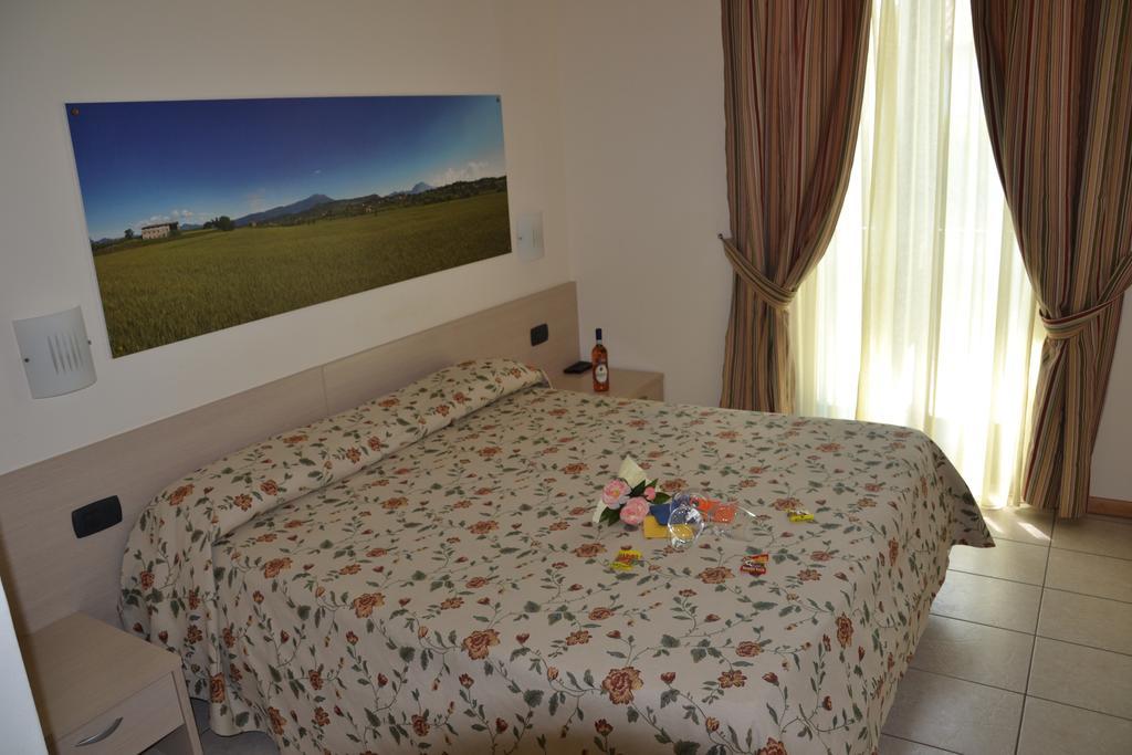 Locanda Le Palafitte Bardolino Rum bild